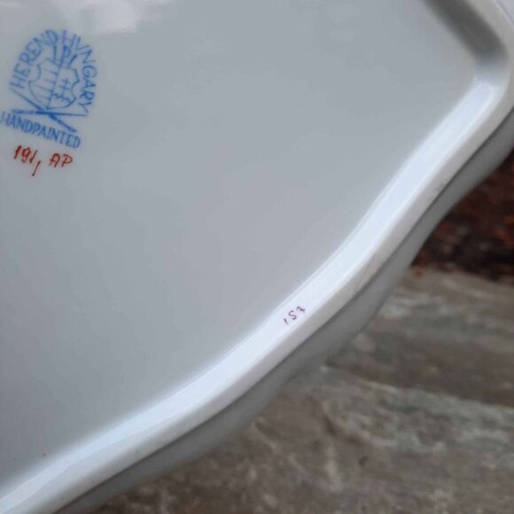 Herend Chinese Flower Pattern, 'Raspberry', Hand Painted Porcelain Triangle Dish - Picture 7 of 7